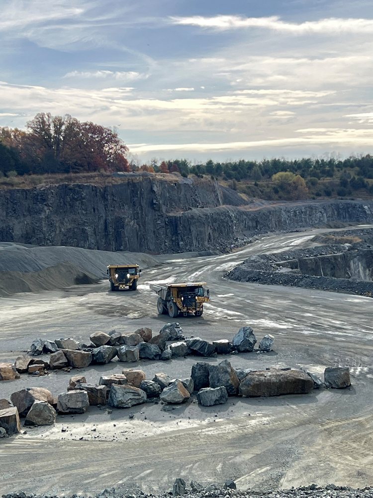 Cat autonomous quarry haulage (Luck Stone Bull Run)